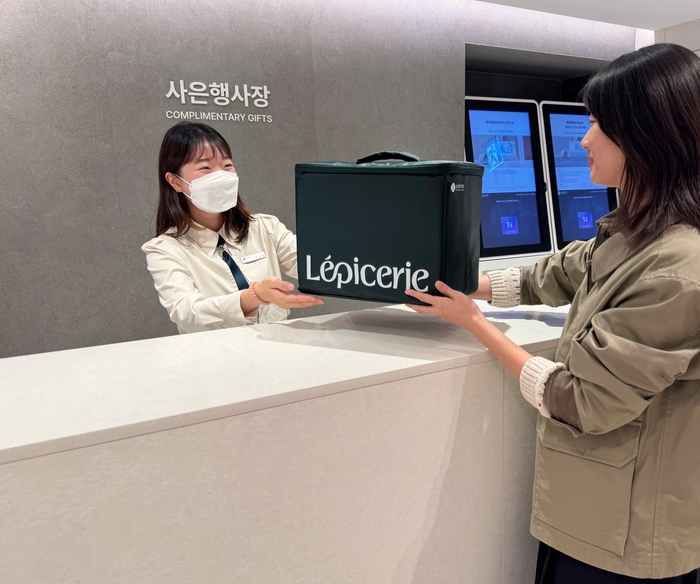 3. [롯데백화점] 서울시 중구 소공동에 위치한 롯데백화점 본점 지하 1층 사은행사장에서 보랭 가방을 반납하는 모습.jpg