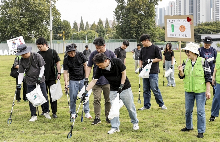 [사진 2] 인천 부평구 캠프마켓에서 플로깅 캠페인에 참여하고 있는 GM 한국사업장 임직원들과 산곡노인문화센터 회원들 (1).JPG
