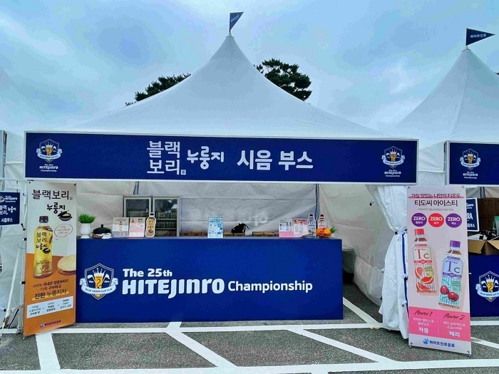 [사진자료2] 하이트진로음료 ‘제25회 하이트진로 챔피언십' 신제품 체험부스.jpg