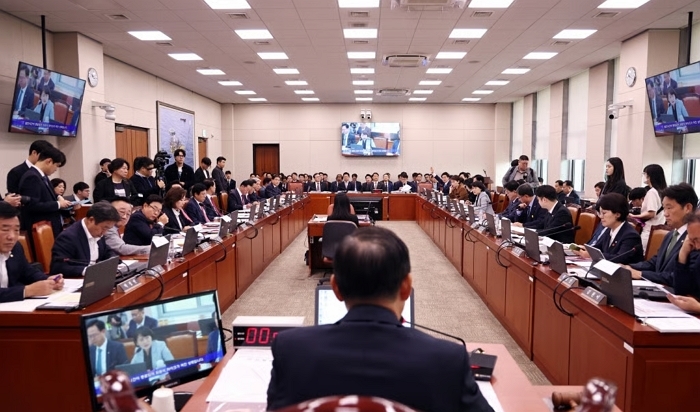 정용진에 김범석까지... 유통 CEO들 국감 소환하는 국회에 시민들 “쑈 그만해”