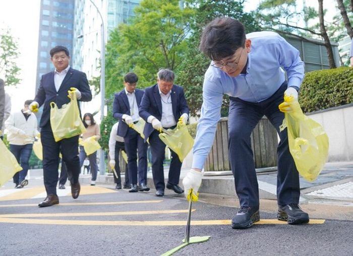 KB금융, 임직원들과 함께 ‘불꽃축제’ 휩쓴 여의도 청소 나서