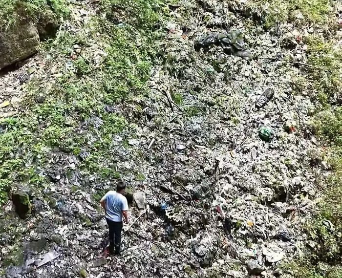 中 천연동굴에 가득찬 10m 높이 쓰레기산, 하수관까지...  심각한 환경 오염 논란