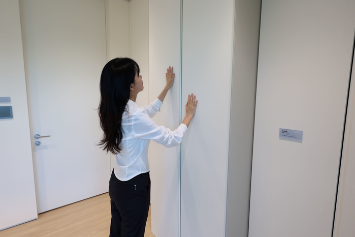 첨부.4 기능성 가구 '넥스트 퍼니처'로 공간 분리를 시연하는 모습(1).jpg