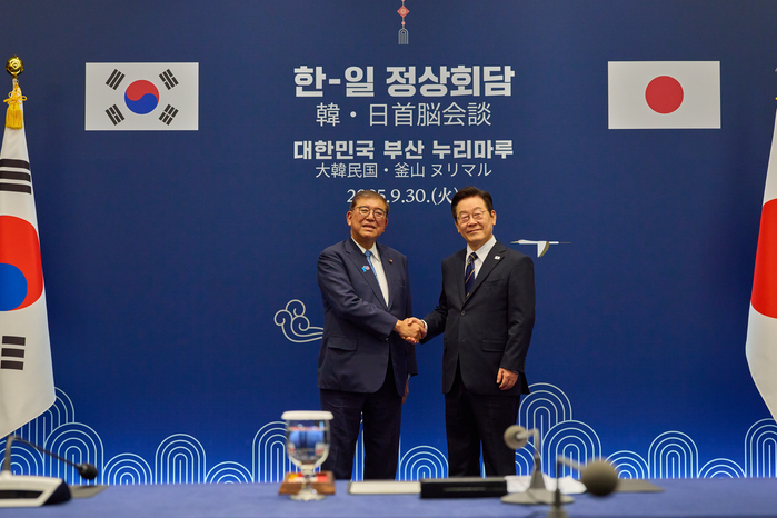 origin_악수하는한일정상.jpg