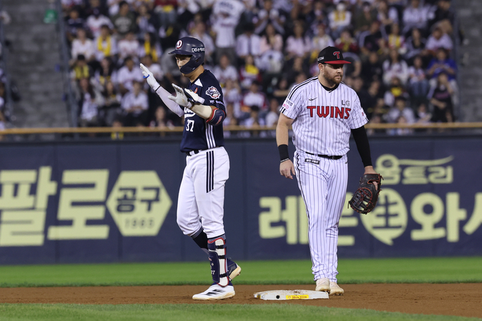 30일 오후 서울 송파구 잠실야구장에서 열린 프로야구 2025 신한 SOL 뱅크 KBO 리그 두산 베어스와 LG 트윈스의 경기 7회초 2사 2루 상황, 두산 박지훈이 1타점 2루타를 날린 뒤 2루에 안착하고 있다 / 뉴스1