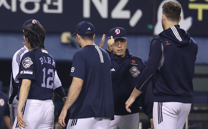 30일 오후 서울 송파구 잠실야구장에서 열린 프로야구 2025 신한 SOL 뱅크 KBO 리그 두산 베어스와 LG 트윈스의 경기에서 6:0으로 두산이 승리, 조성환 감독 대행이 승리투수 콜 어빈을 향해 엄지손가락을 치켜들고 있다 / 뉴스1