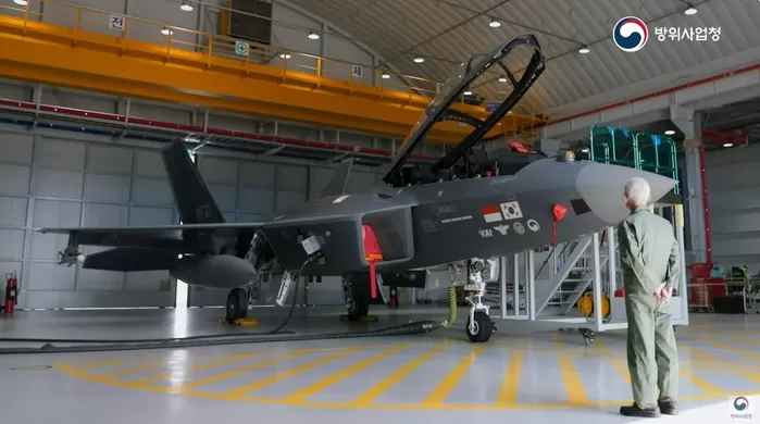 6·25전쟁 ‘공군영웅’ 98세 김두만 장군... 최신예 한국형 전투기 ‘KF-21’ 조종석 올랐다 (영상)