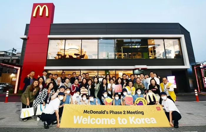 [보도사진3] 맥도날드가 한국에서 최초로 진행한 아시아 지역 전략회의(phase 2)에 참석한 주요 임원단들이 서울에 위치한 서울태릉입구역DT점에 방문해 기념 포즈를 취했다.jpg