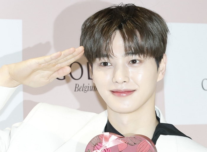 origin_송강군대가는데몬…씩씩한인사.jpg