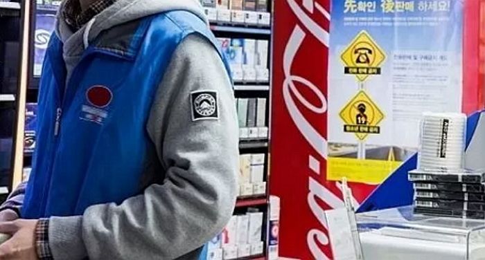 교통카드 ‘툭’ 던지며 반말로 “충전”이라는 손님... 참다못해 분노 폭발한 편의점주의 하소연