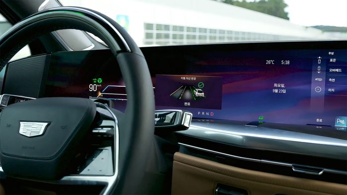 [사진 2] 슈퍼크루즈 핸즈프리 주행 상태에서 자동 차선 변경이 완료된 모습.jpg