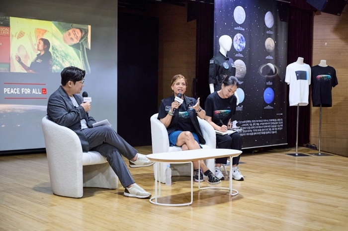 유니클로, 우주 테마 자선 티셔츠로 평화 메시지 전달