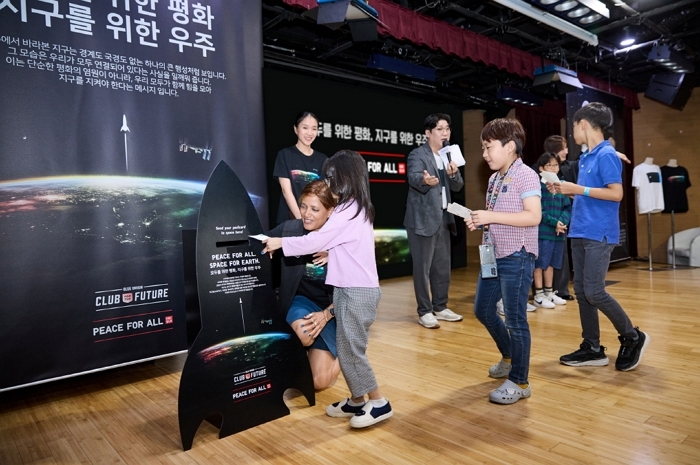 [사진자료2] 유니클로 ‘모두를 위한 평화, 지구를 위한 우주’ 행사, 평화의 메시지를 담은 엽서를 보내는 아동들.jpg