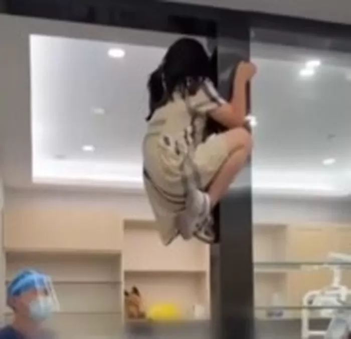 치과 진료 너무 무서워 문 타고 올라간 아이의 기발한 도주