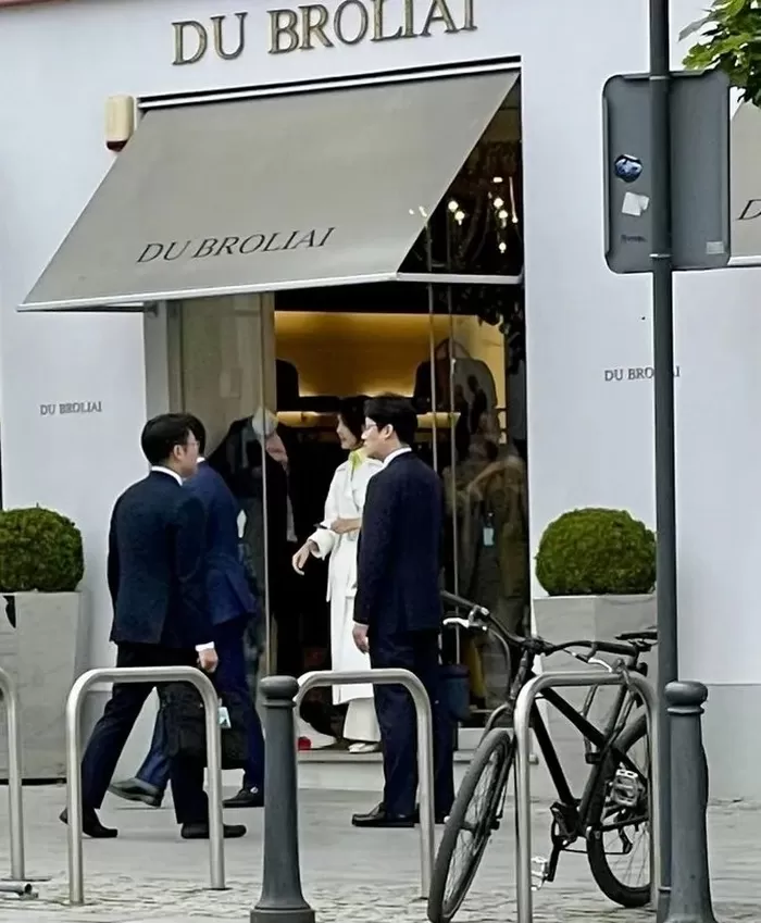 “김건희, 나토 순방 때 ‘영부인 공식일정’ 취소 뒤 명품매장 갔다”