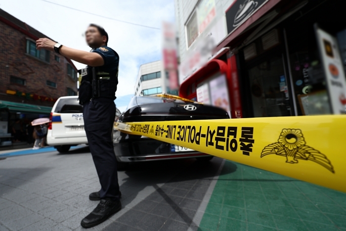 origin_관악구칼부림사건현장통제하는경찰.jpg