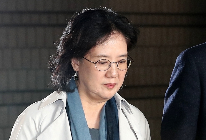 origin_법원나서는박유하교수.jpg