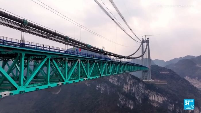 중국, 세계에서 가장 높은 다리 기록 깼다... “에펠탑의 두 배”(영상)