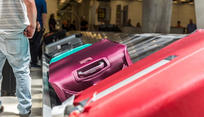 일본에 온 관광객들 '캐리어' 일일이 '수건'으로 닦아주는 공항 직원