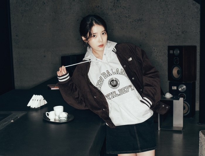 뉴발란스, 아이유와 함께한 2025 FW 화보 공개... 편안함과 트렌드의 조화