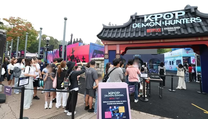 origin_케이팝데몬헌터스테마존입장대기하는관람객들.jpg