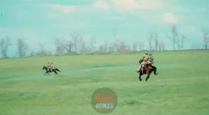 우크라이나 전쟁에서 말 타고 돌격하는 러시아군, 현대전 한계 드러내