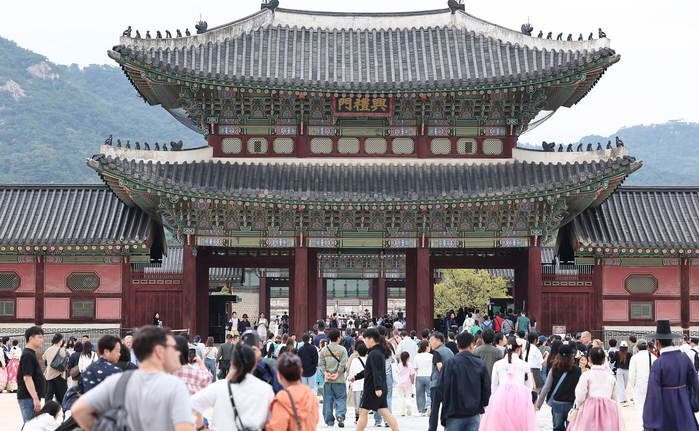origin_연휴첫날붐비는경복궁.jpg