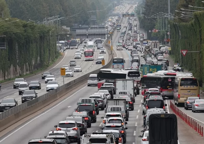 개천절 귀성길 교통량 524만대 기록, 오후 8시 이후 고속도로 정체 대폭 완화