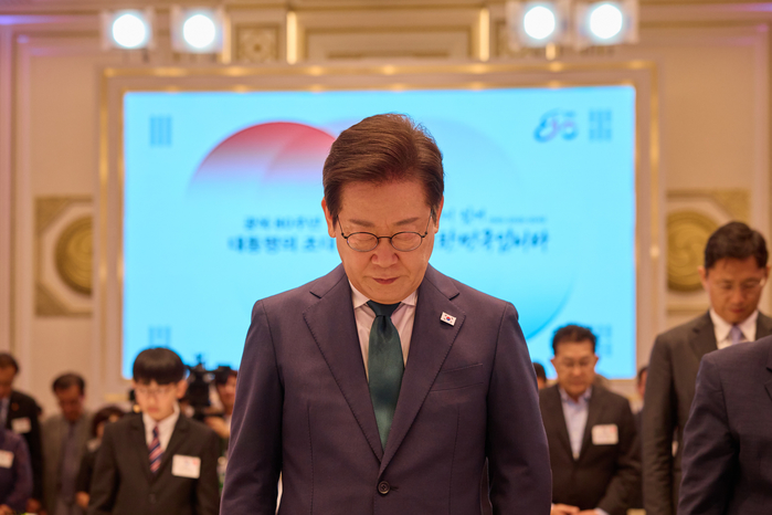 origin_묵념하는이재명대통령.jpg
