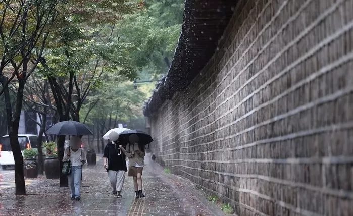 추석 황금연휴 둘째날인 오늘(4일) 전국 대부분 ‘비’... 낮 최고기온 28도