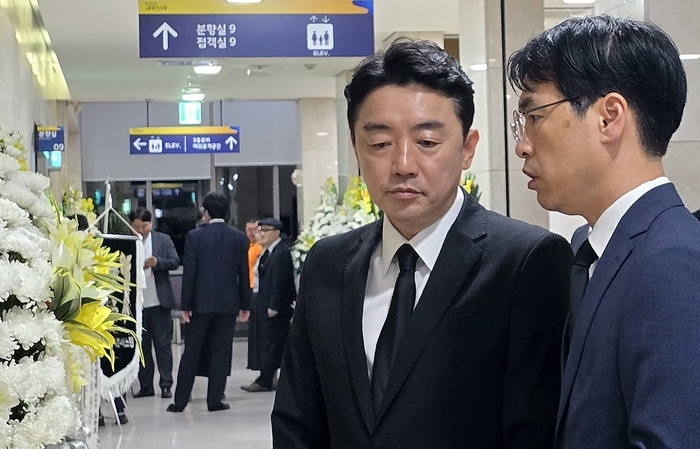 강훈식 대통령 비서실장이 3일 세종 은하수공원 장례식장에 마련된 국가전산망 담당 행정안전부 공무원 A씨 빈소를 조문하고 있다 / 뉴스1
