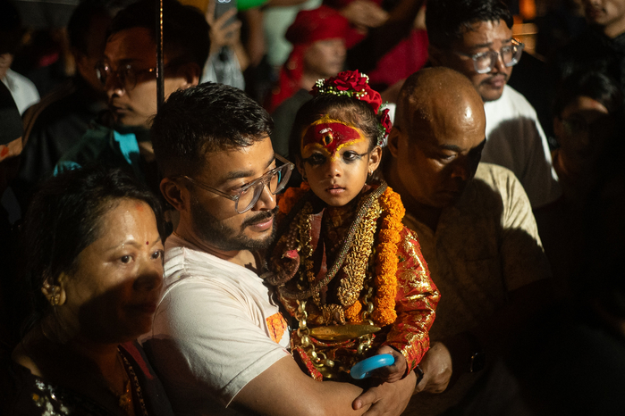 “웃지도 못하고, 친구도 못 만나”... 2살 여자아이를 ‘살아있는 여신’으로 선택한 ‘이 나라’
