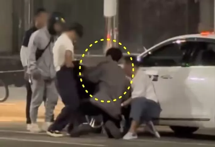 택시 기사 폭행범을 제압하는 청년./엑스(X·옉 트위터)