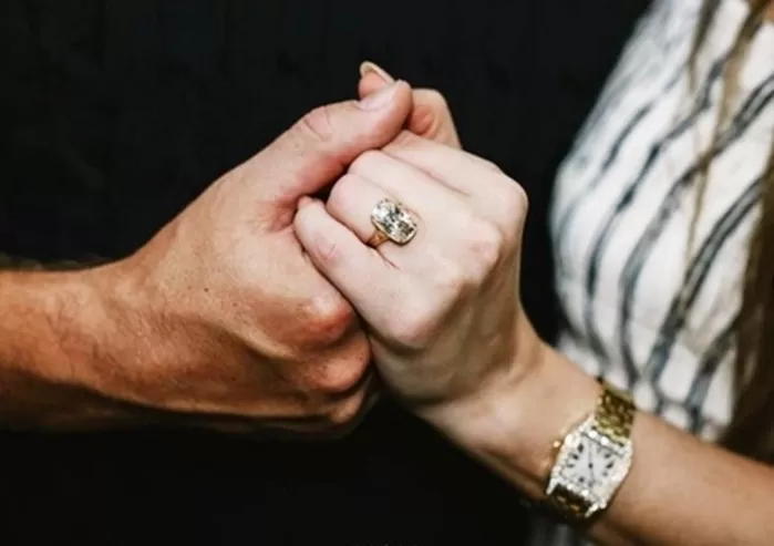 경제적 안정 후 결혼하는 ‘캡스톤 모델’, 스위프트 부부가 보여준 새로운 결혼관