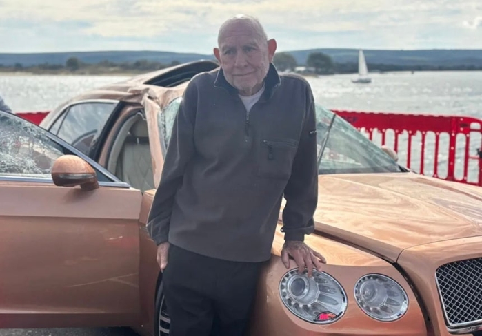 3억 벤틀리, 바닷속으로 추락... 선루프 통해 극적으로 구조됐다