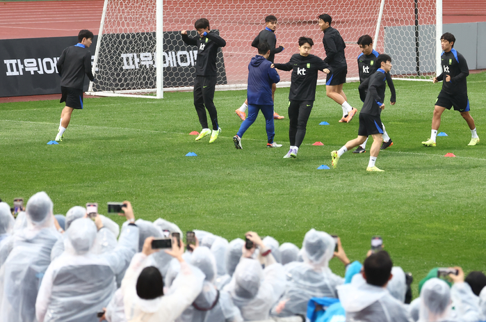 origin_팬들앞에서훈련하는축구국가대표팀.jpg