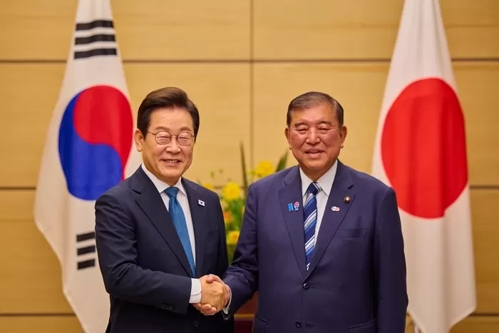 두손 맞잡은 이재명 대통령과 이시바 총리 / 뉴스1