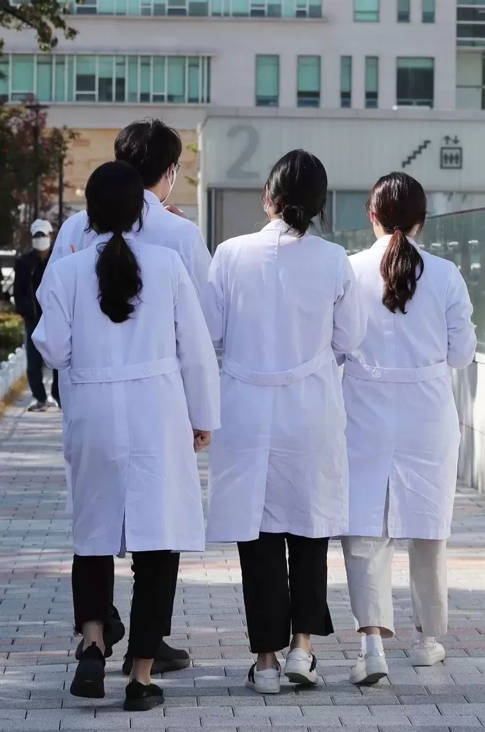 의대에 몰아친 ‘여풍’... 의대 신입생 중 여학생 비율 4년 연속 상승세