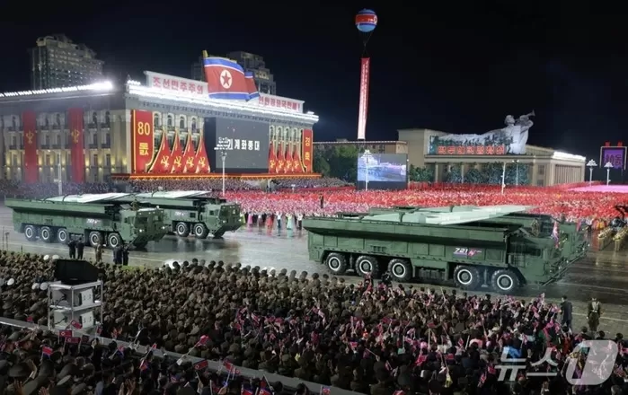 (평양 노동신문=뉴스1) = 북한 노동당 기관지 노동신문은 11일 당 창건 80주년 경축 열병식이 전날 김일성광장에서 성대히 거행됐다고 보도했다. 사진은 대남용 극초음속 단거...