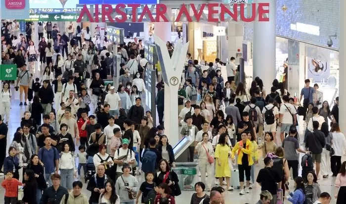 민족 대명절 추석인 6일 오전 인천국제공항 제1여객터미널 면세구역이 여행객들로 북적이고 있다. 2025.10.6 / 뉴스1