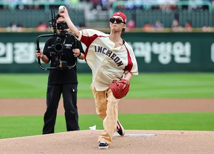 배우 최현욱이 9일 오후 인천 SSG 랜더스필드에서 열린 프로야구 2025 신한 SOL뱅크 KBO 준플레이오프 1차전 삼성 라이온즈와 SSG 랜더스의 경기에 앞서 시구를 하고 있다. 2025.10.9/뉴스1