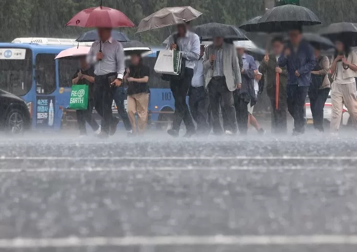 “가을에 웬 장마인가요?”... 오늘(13일) 전국 대부분 비, 최대 120mm ‘장대비’ 쏟아진다