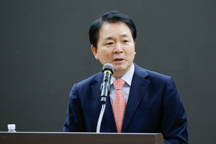 origin_인사말하는성일종국방위원장.jpg