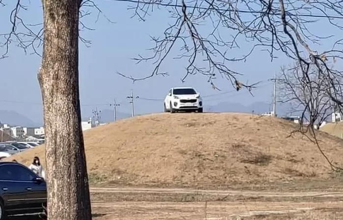 경북 경주의 대표적인 유적인 쪽샘유적 고분 위에 SUV 차량을 주차한 20대 남성의 신원이 확인됐다. /사진=인터넷 커뮤니티 보배드림 캡쳐