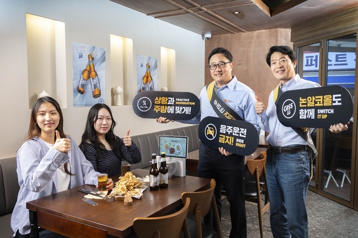 [사진자료2] 오비맥주 글로벌 건전음주의 날 맞아 잠실상권에서 캠페인 실시.jpg