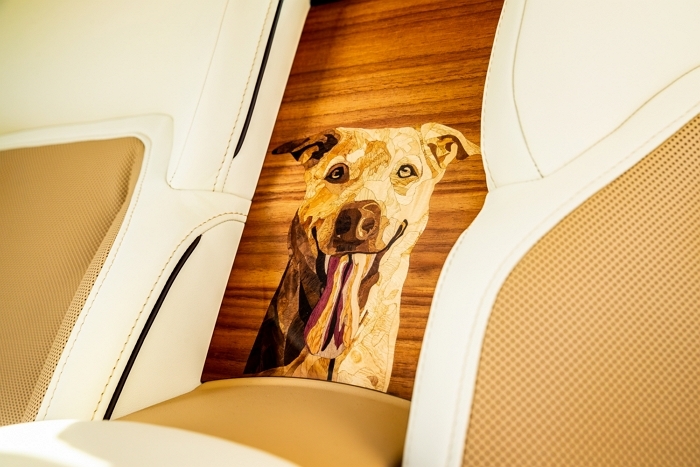 사진3-롤스로이스모터카 스펙터 베일리 공개_뒷좌석 중앙에 구현된 마케트리 초상화.jpg