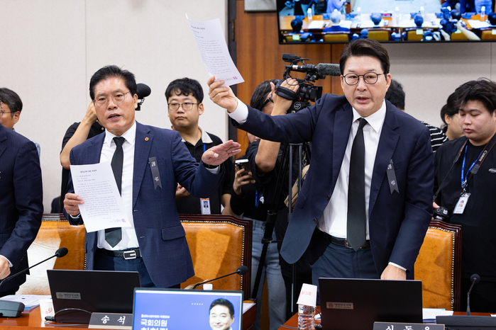 origin_국감조희대대법원장의출석요구에대한의견서들어보이는국민의힘 (2).jpg