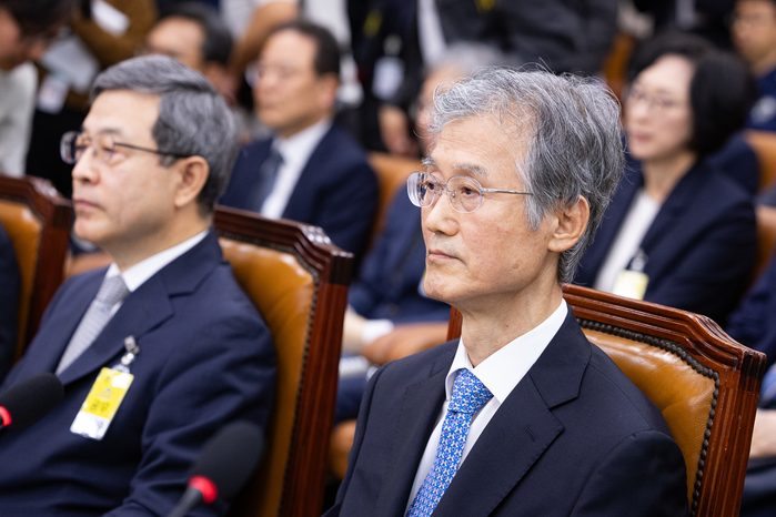 origin_국감법사위의사진행지켜보는조희대대법원장.jpg