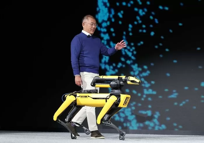 CES 2022 현대자동차 프레스 컨퍼런스에서 스팟과 함께 연단에 오르고 있는 정의선 현대차그룹 회장