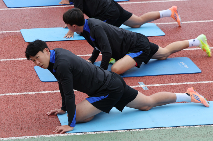 origin_몸푸는손흥민.jpg
